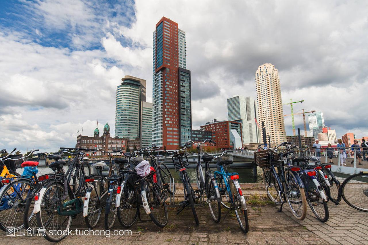 自行车停在鹿特丹,荷兰的摩天大楼