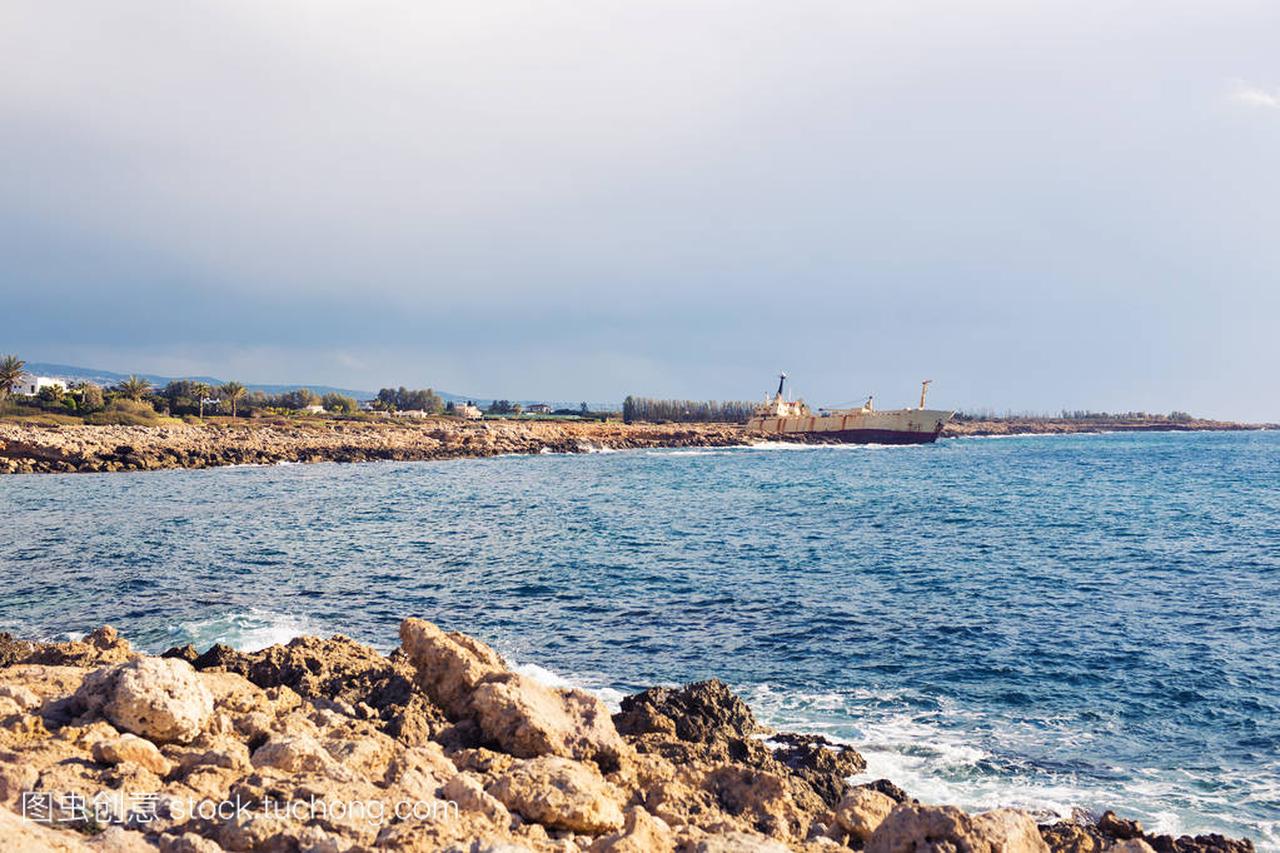 沉船被海浪上海滩,塞浦路斯包围