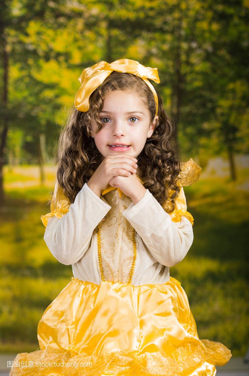 可爱的小女孩穿着漂亮的黄色衣服配头乐队合影
