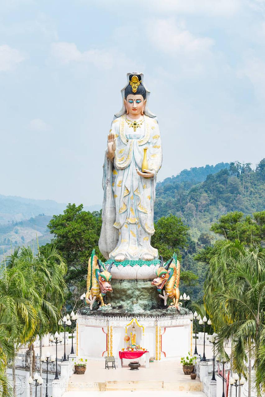 观音, 慈悲慈悲女神, 矗立在山顶上的雕像