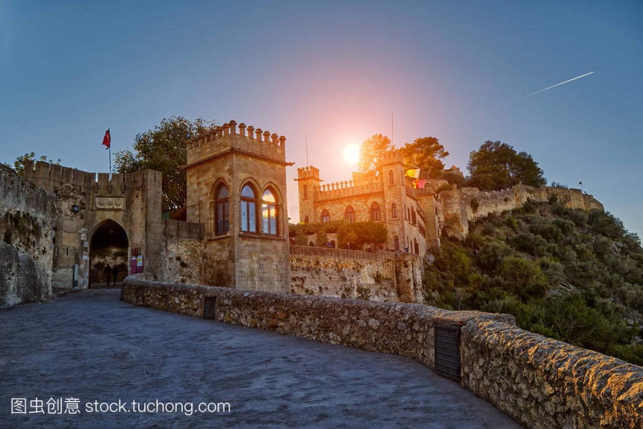 在日落时,西班牙瓦伦西亚地区的 Xativa 城堡
