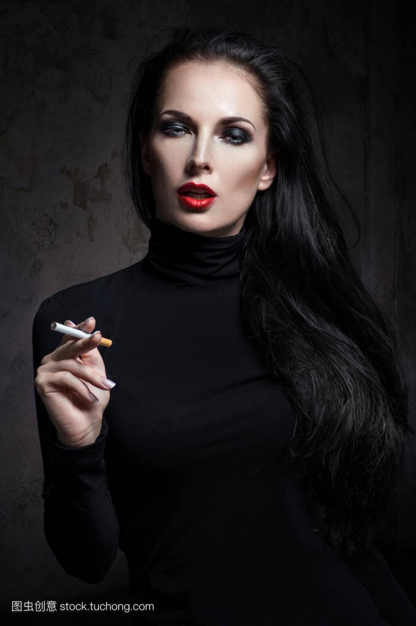年轻的吸烟女孩的肖像