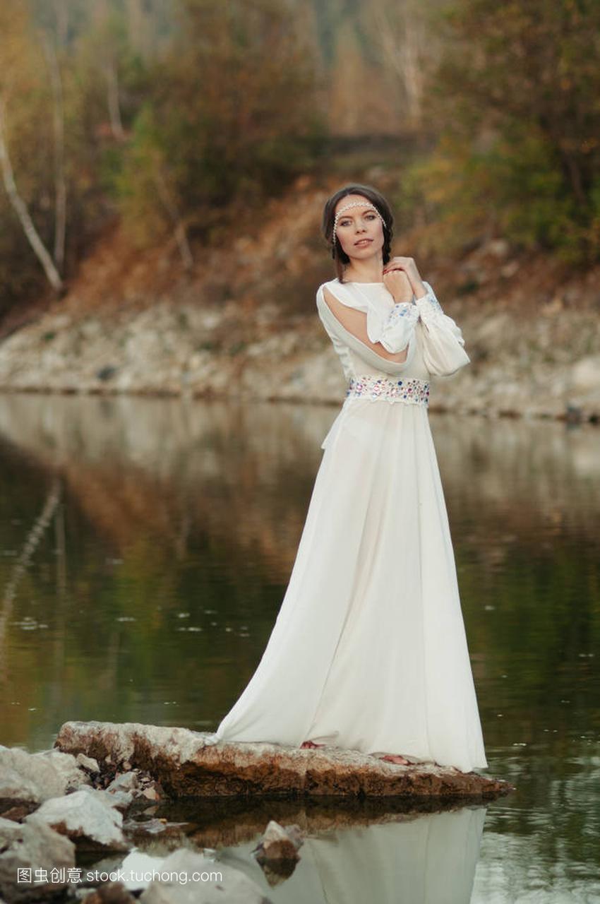 一个池塘,岸上穿白裙子的女孩
