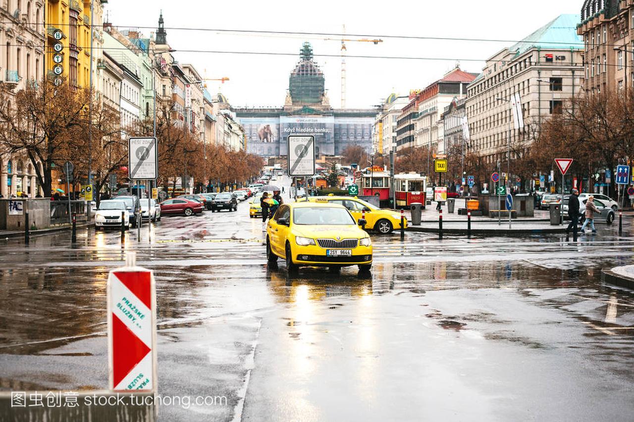 布拉格,捷克共和国-2016 年 12 月 24 日-一辆黄