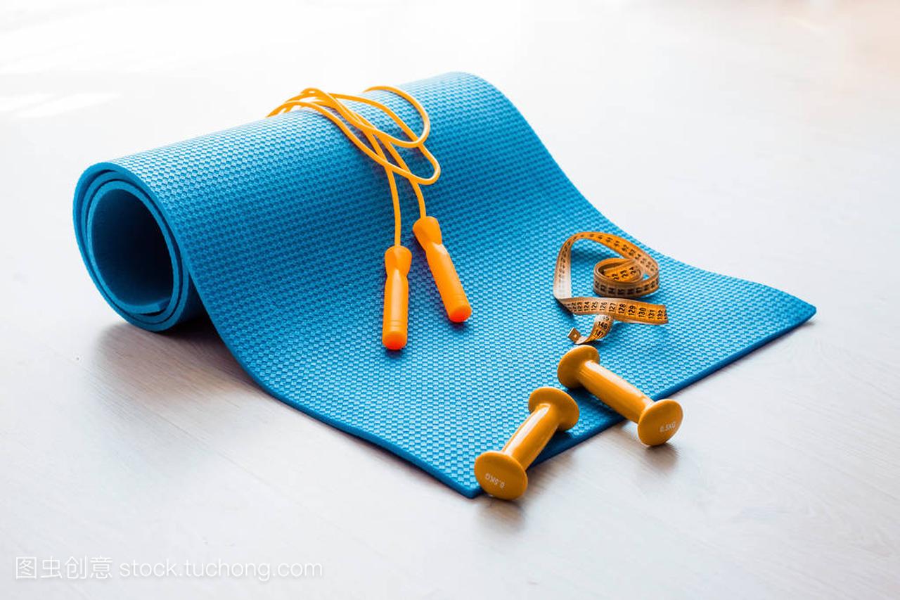 健身概念 - - 瑜伽垫、 哑铃、 跳绳和卷尺