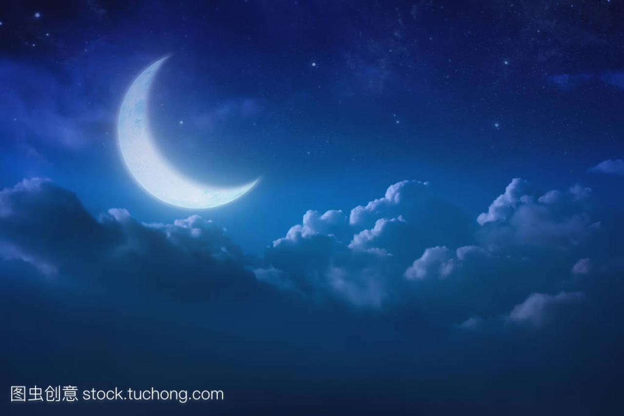 半颗蓝色的月亮在天空和星星在夜间多云的后面
