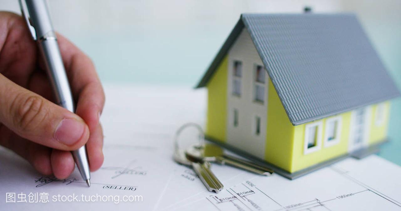 保险的承保人或房地产经纪人显示房子的平面图