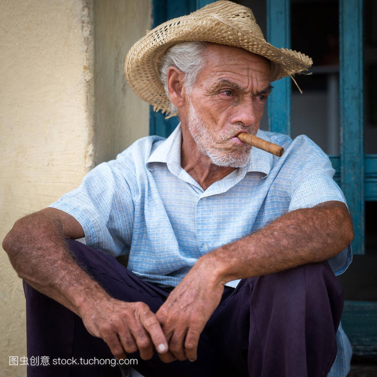 古巴人吸烟 sigar 的肖像