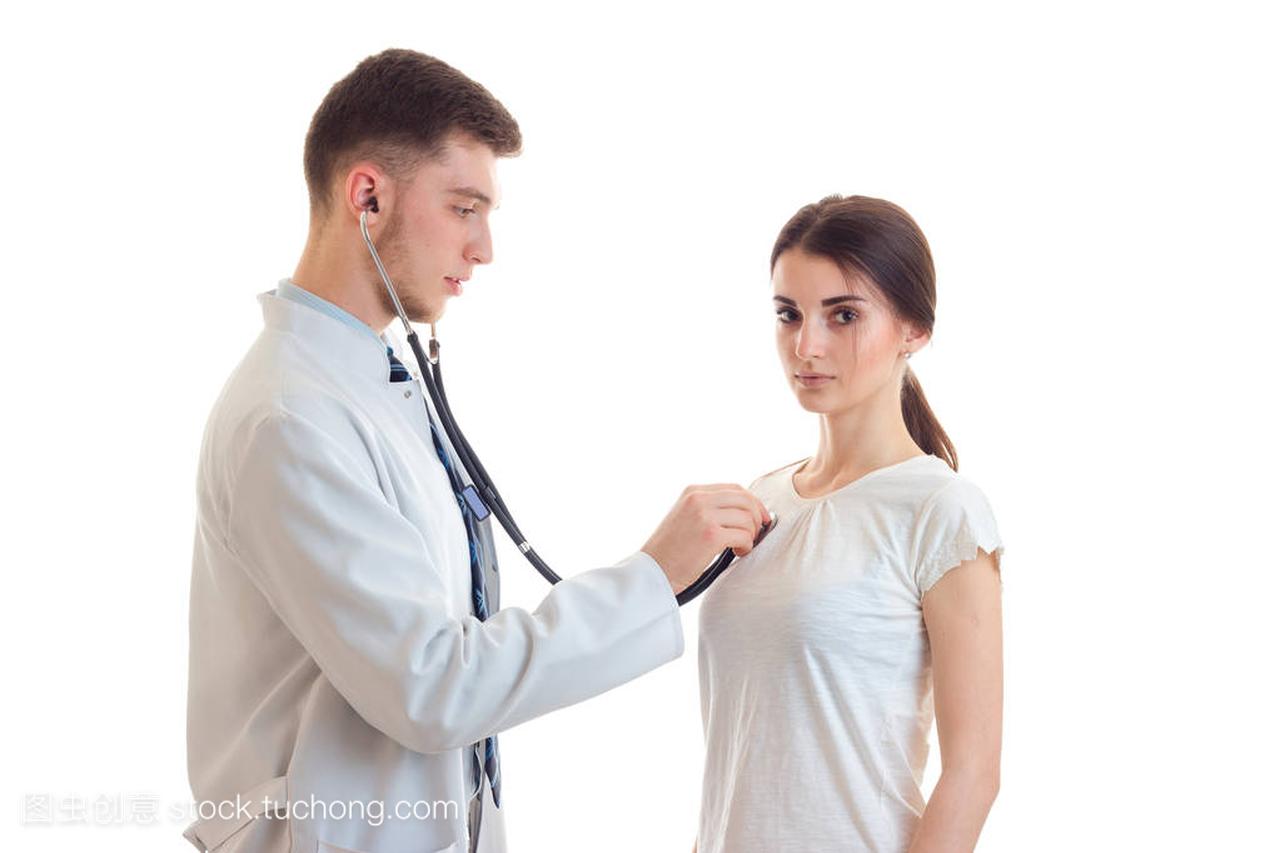 在白色的长袍,在他的病人心脏医生听了听诊器