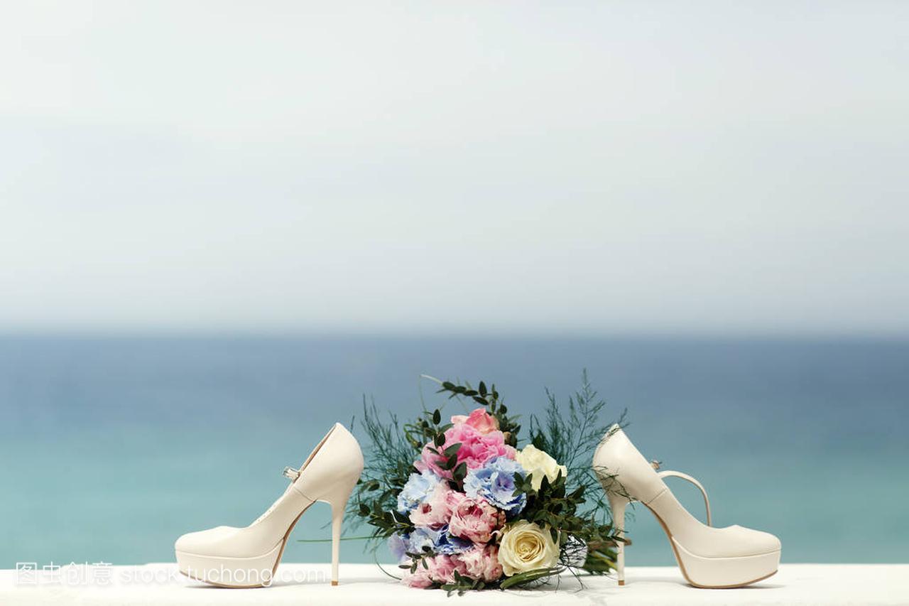 白鞋站在不同的侧面的婚礼花束