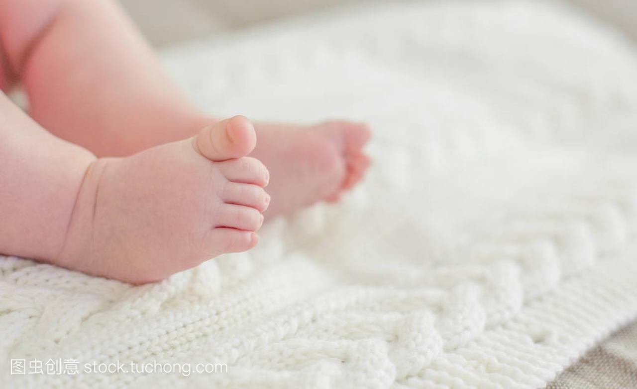 刚出生的婴儿的脚的照片