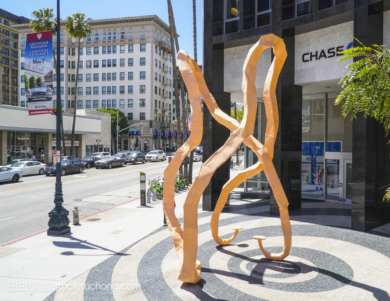 现代雕塑在威尔夏大道在加利福尼亚州贝弗利山