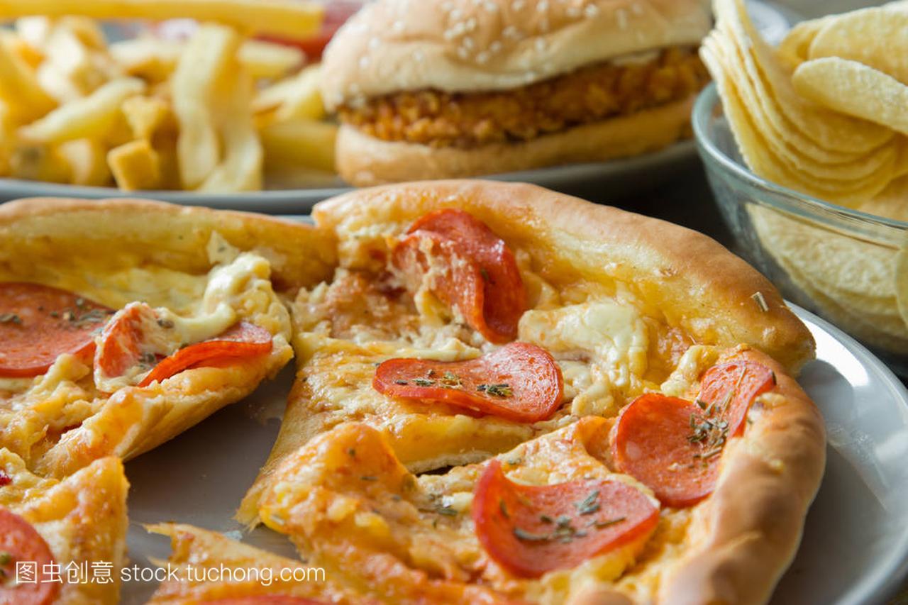 不健康的食物: 汉堡、 酱、 土豆、 pizz