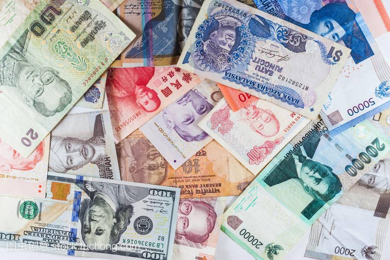 多个货币纸币作为彩色背景显示全球货币金融业
