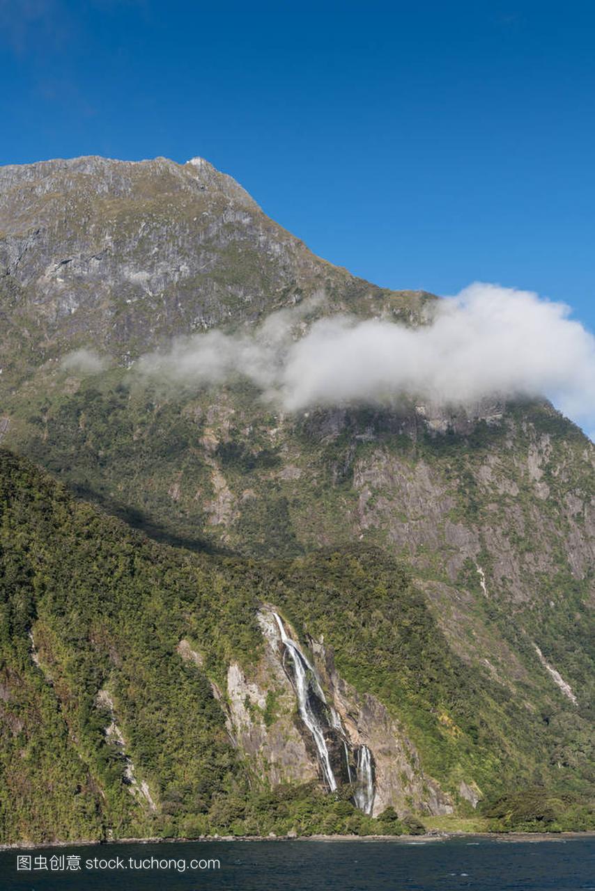 在新西兰南岛瀑布悬崖上跳下