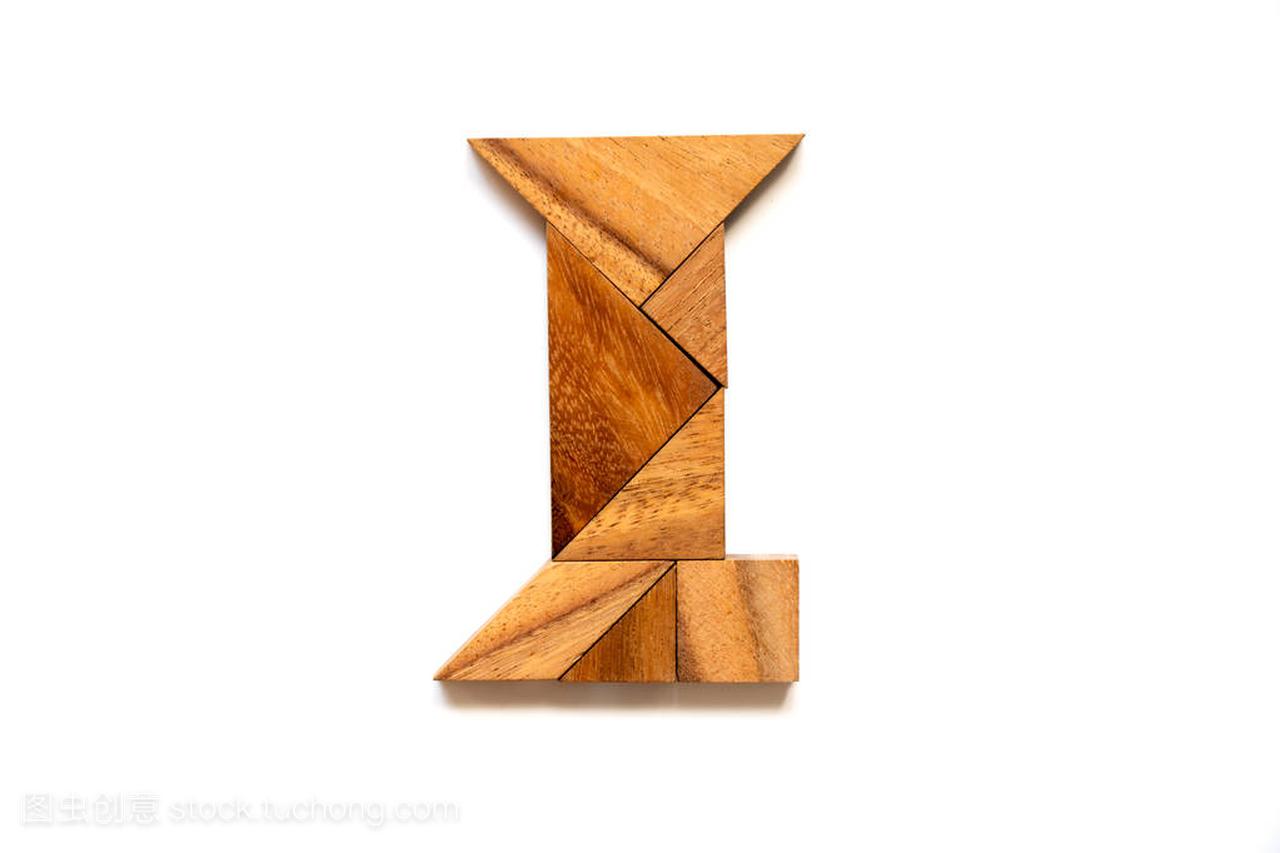 木制七巧板拼图作为英语字母B在白色