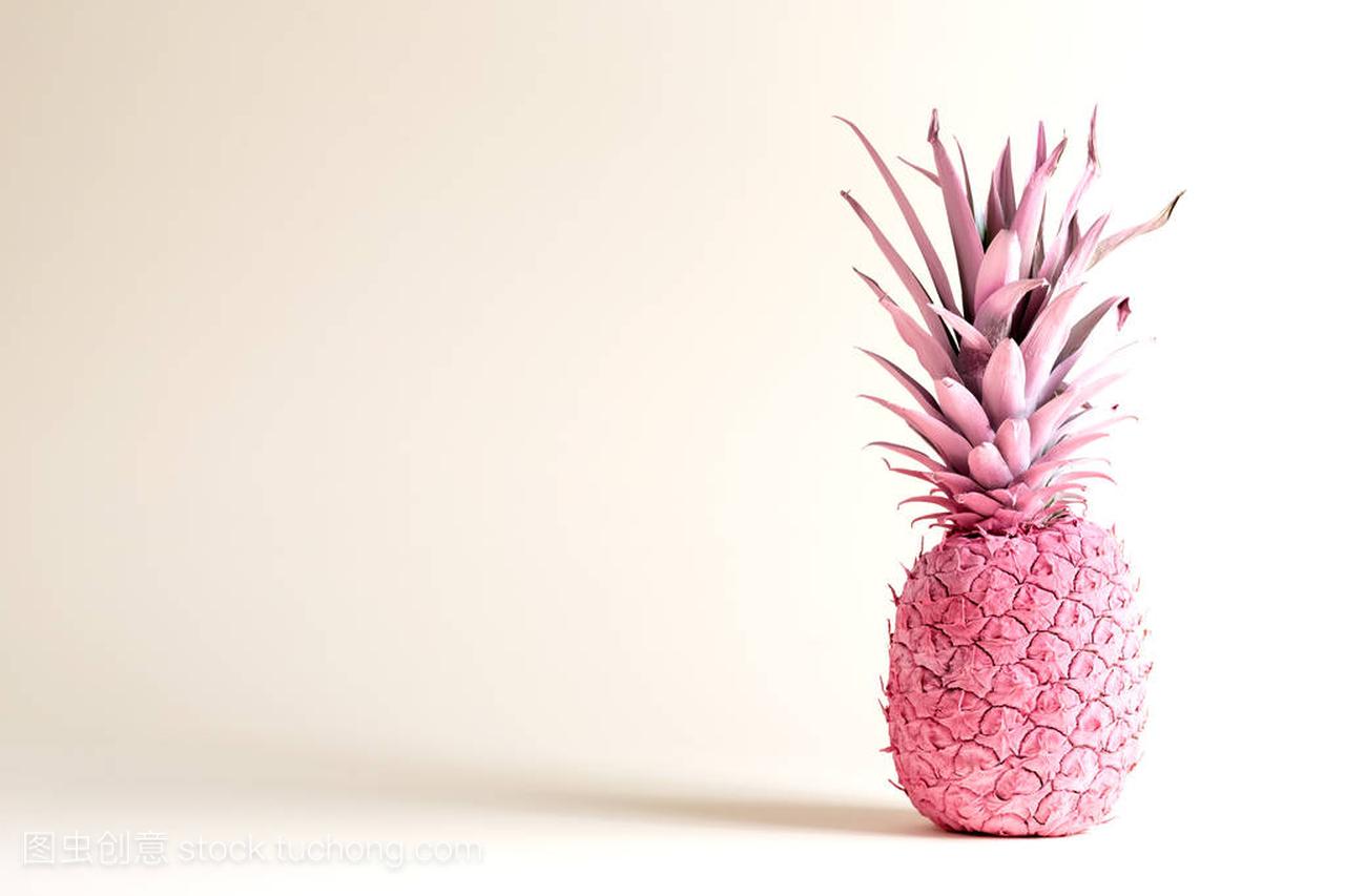 在白色背景上的粉红色画的菠萝