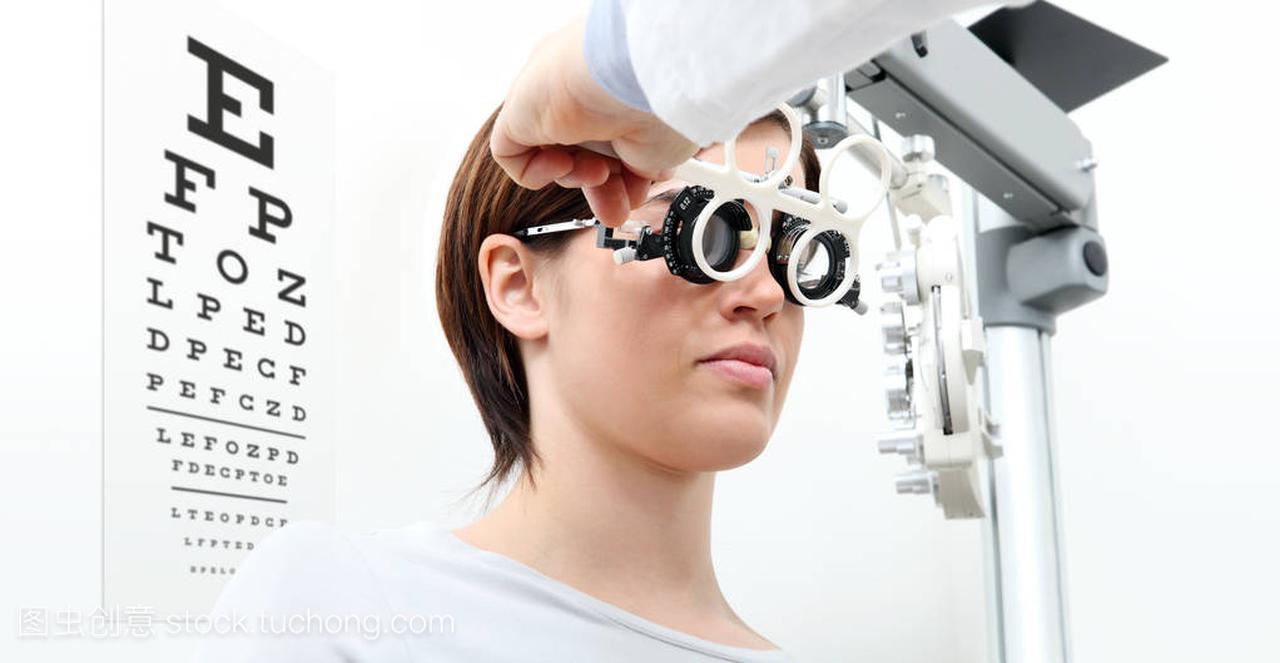 女人做视力测量试镜架与视觉工商业污水附加费