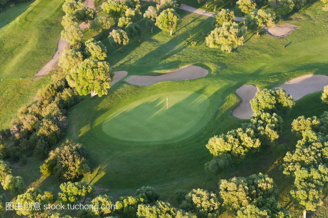 高尔夫球场西班牙韦尔瓦省的鸟瞰图