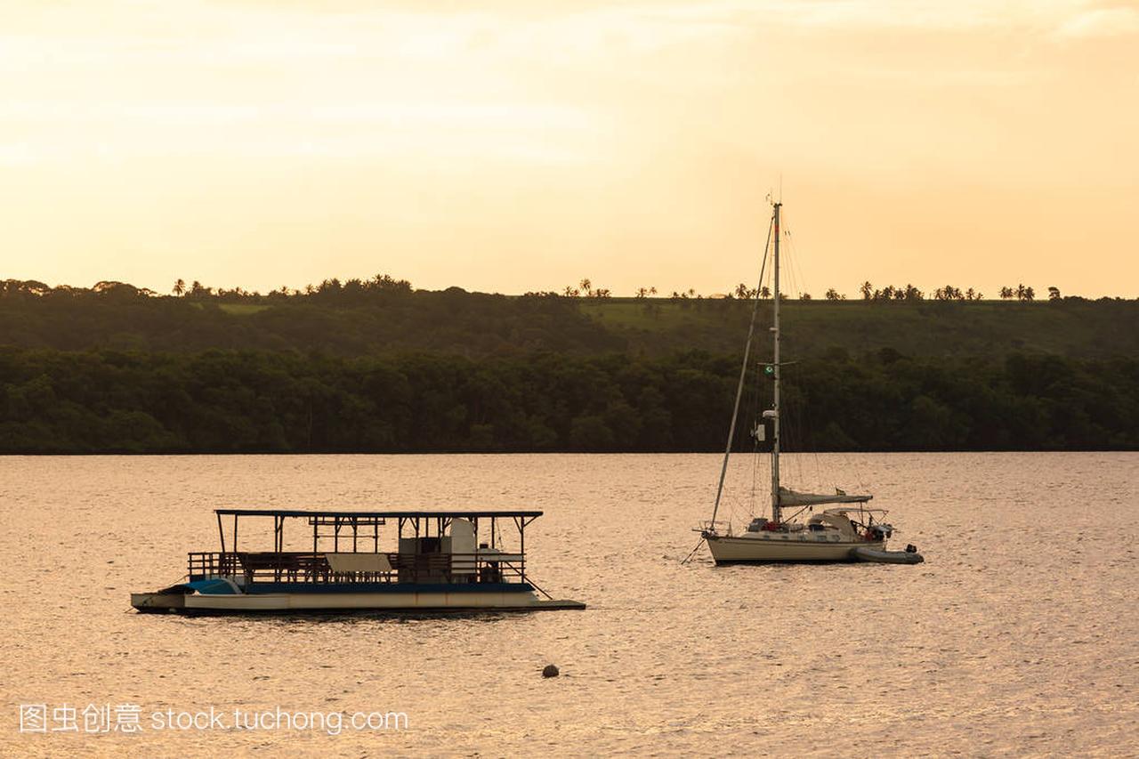 对 Jacare 河海滩-著名的旅游景点在巴西帕拉伊
