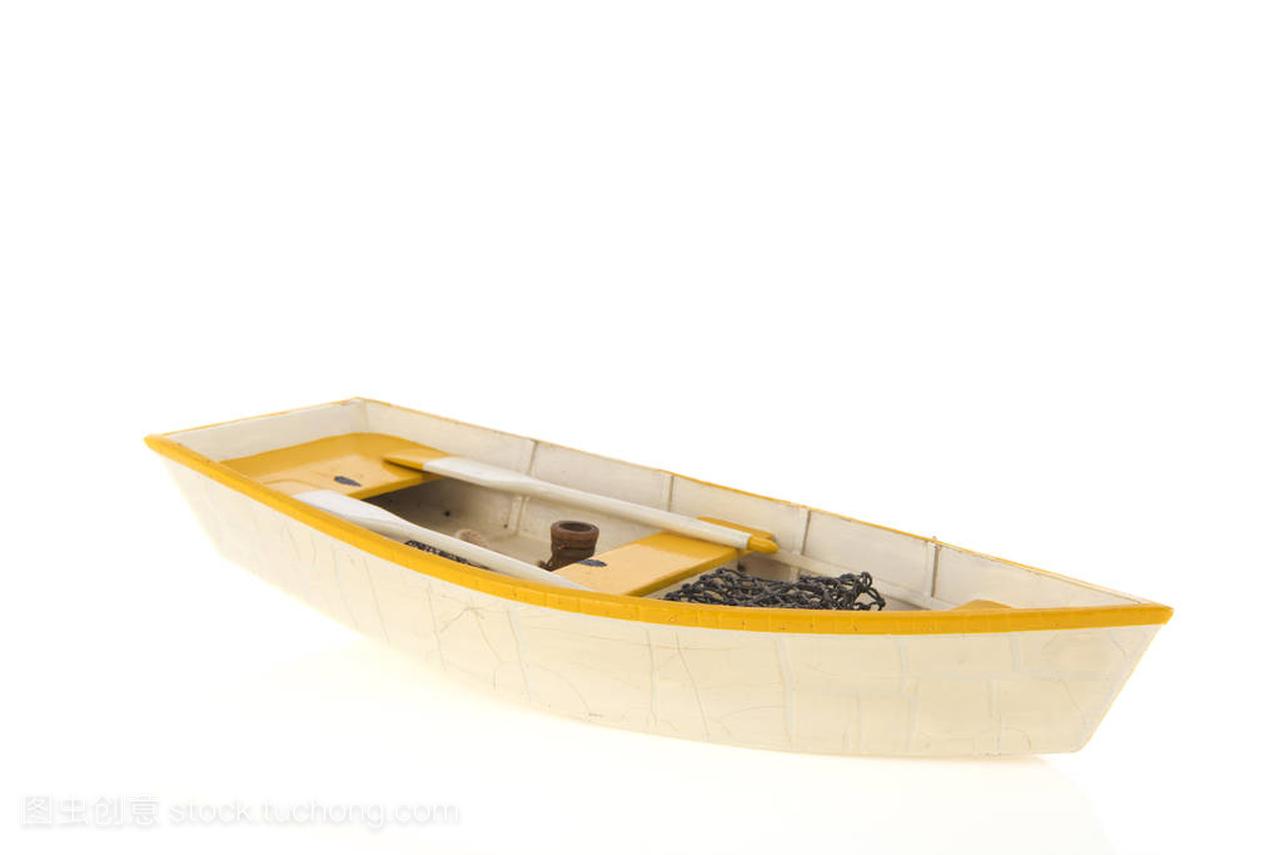 孤立在白色的木排船