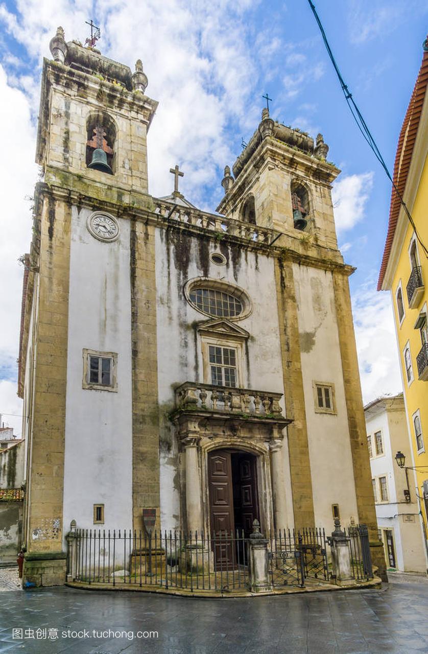 查看在教会的圣巴塞洛缪在葡萄牙科英布拉
