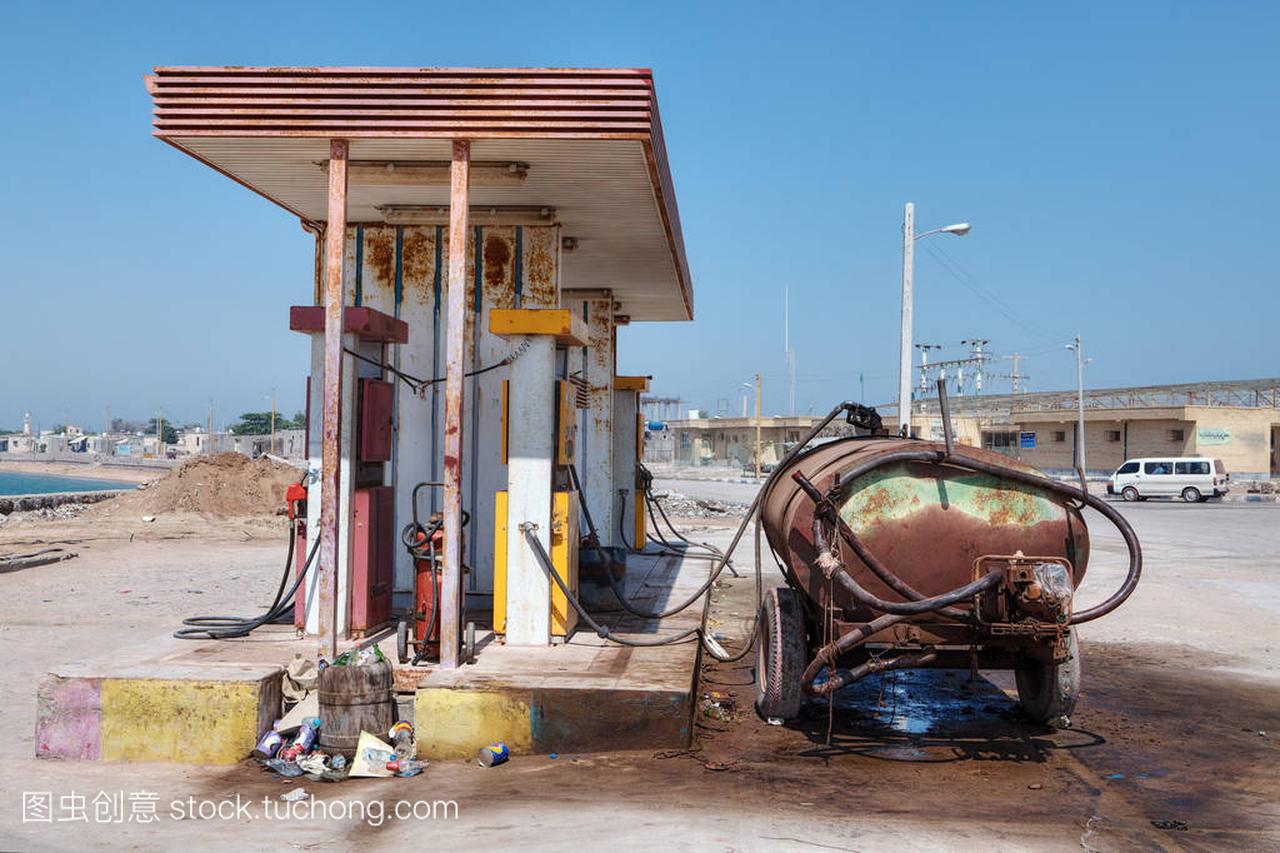 生锈的车罐站附近一个小加油站