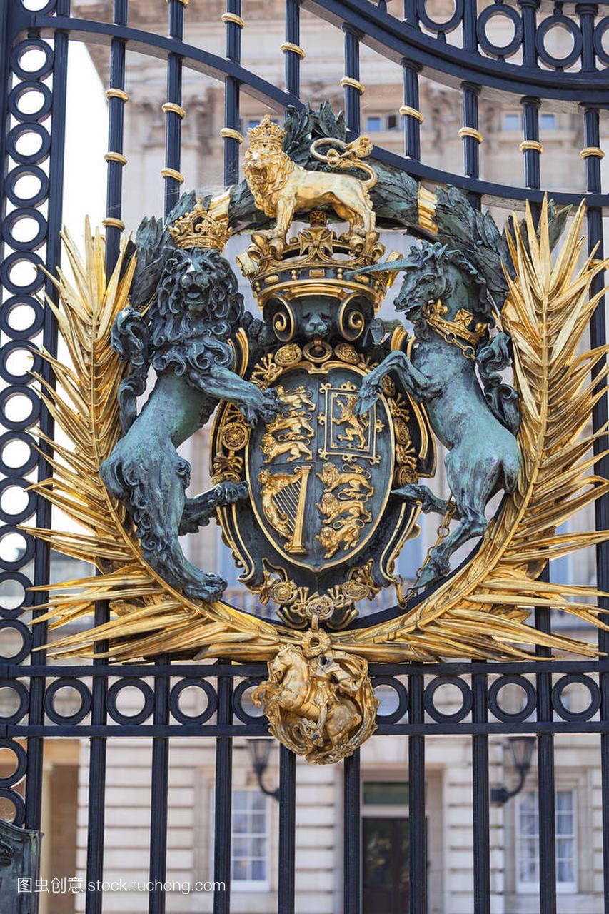 白金汉宫,与英国伦敦皇家徽章装饰大门