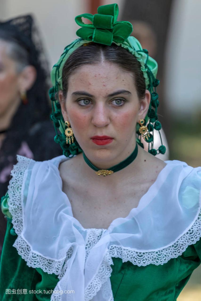 成熟的舞者从西班牙身着传统服饰的女人
