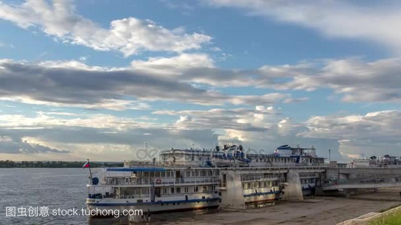 浦江游轮客船上停泊在萨马拉,俄罗斯的伏尔加