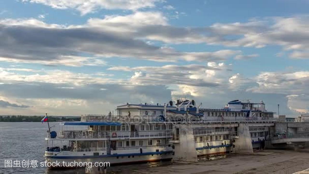 游船停泊在萨马拉,俄罗斯伏尔加河的客运船只