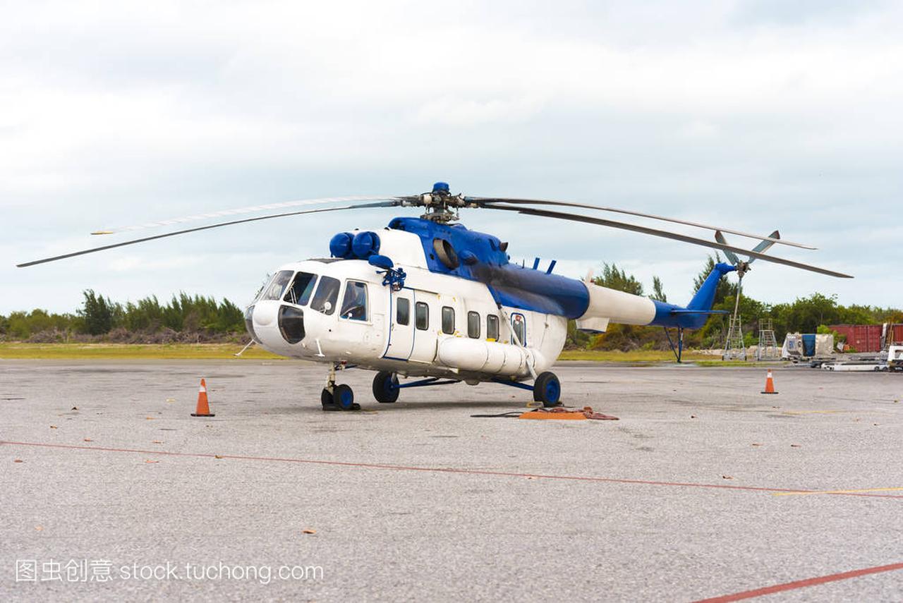 直升机降落在古巴长岛岛机场。复制文本的空间