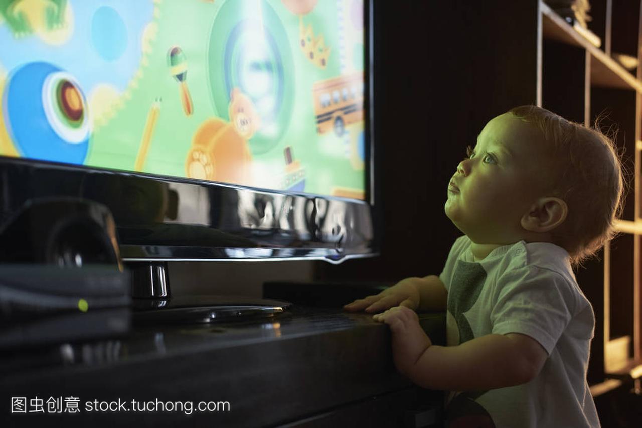 一岁婴儿男性在家里看电视