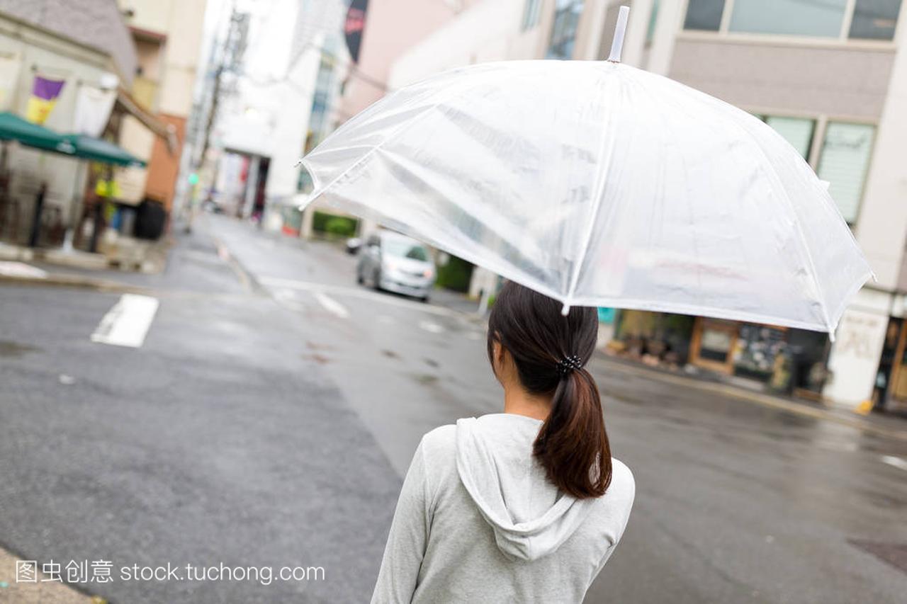 在下雨天打着伞的女人