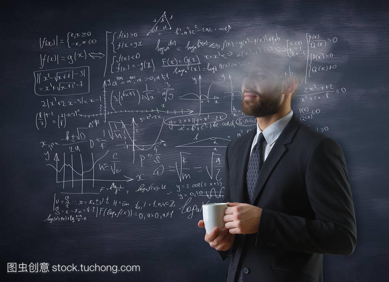 云与咖啡杯子站在黑板背景与数学公式的头颅的