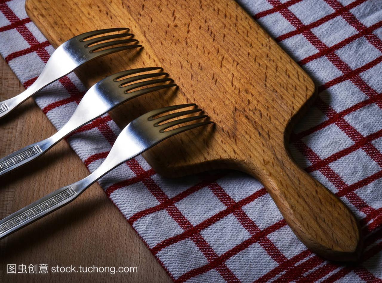 三叉子在木厨房板上