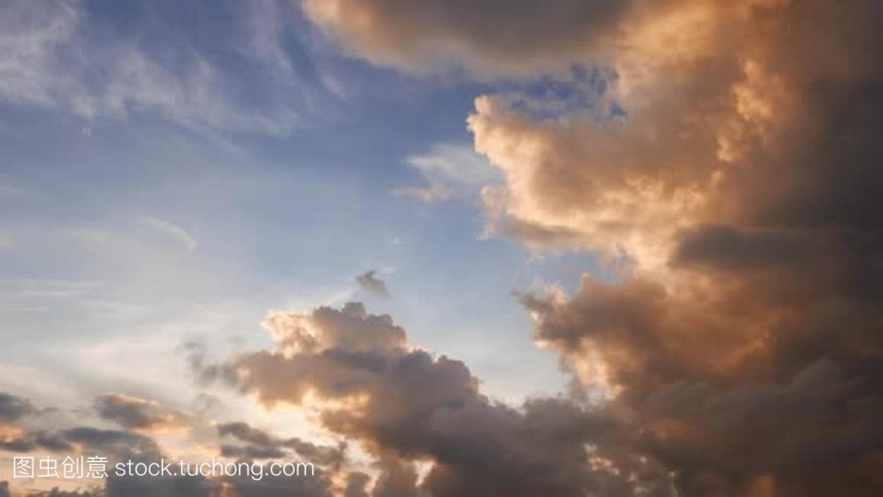 一个时间推移视频显示在日出时的火热云的移动