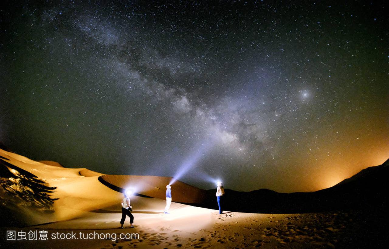 旅游看在摩洛哥撒哈拉大沙漠的星星