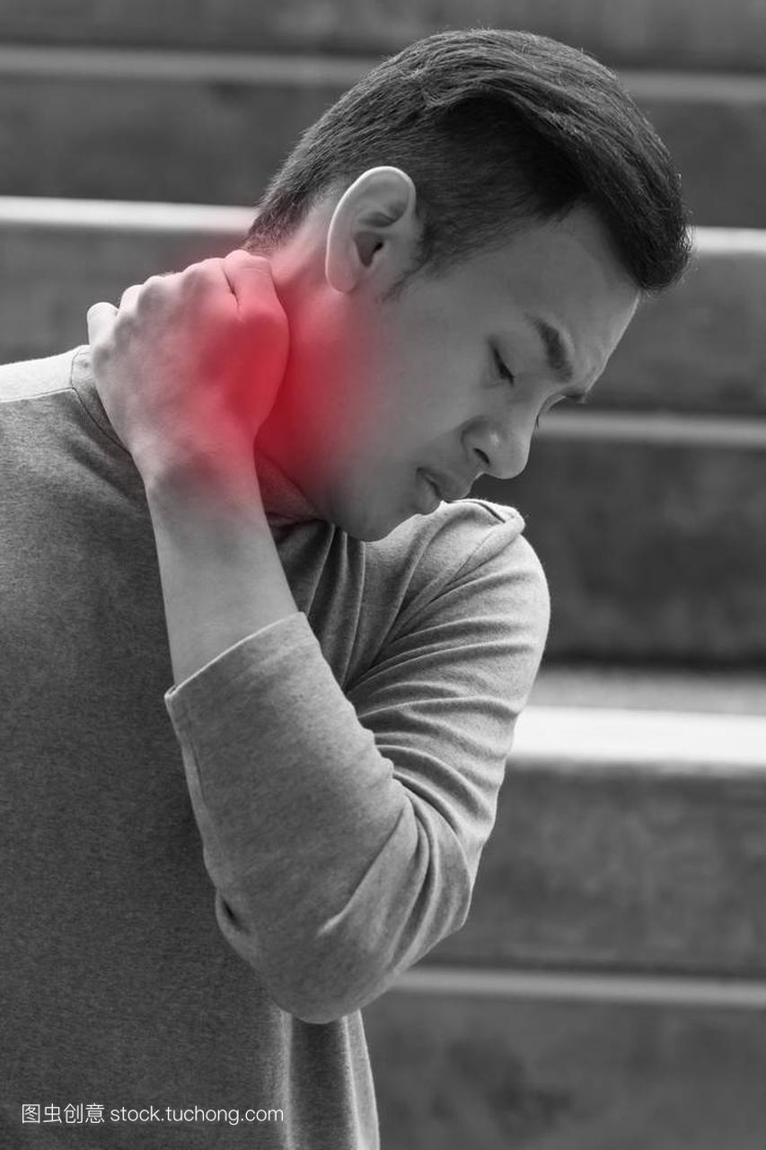 亚洲男子患有颈部疼痛、 关节炎、 痛风症状