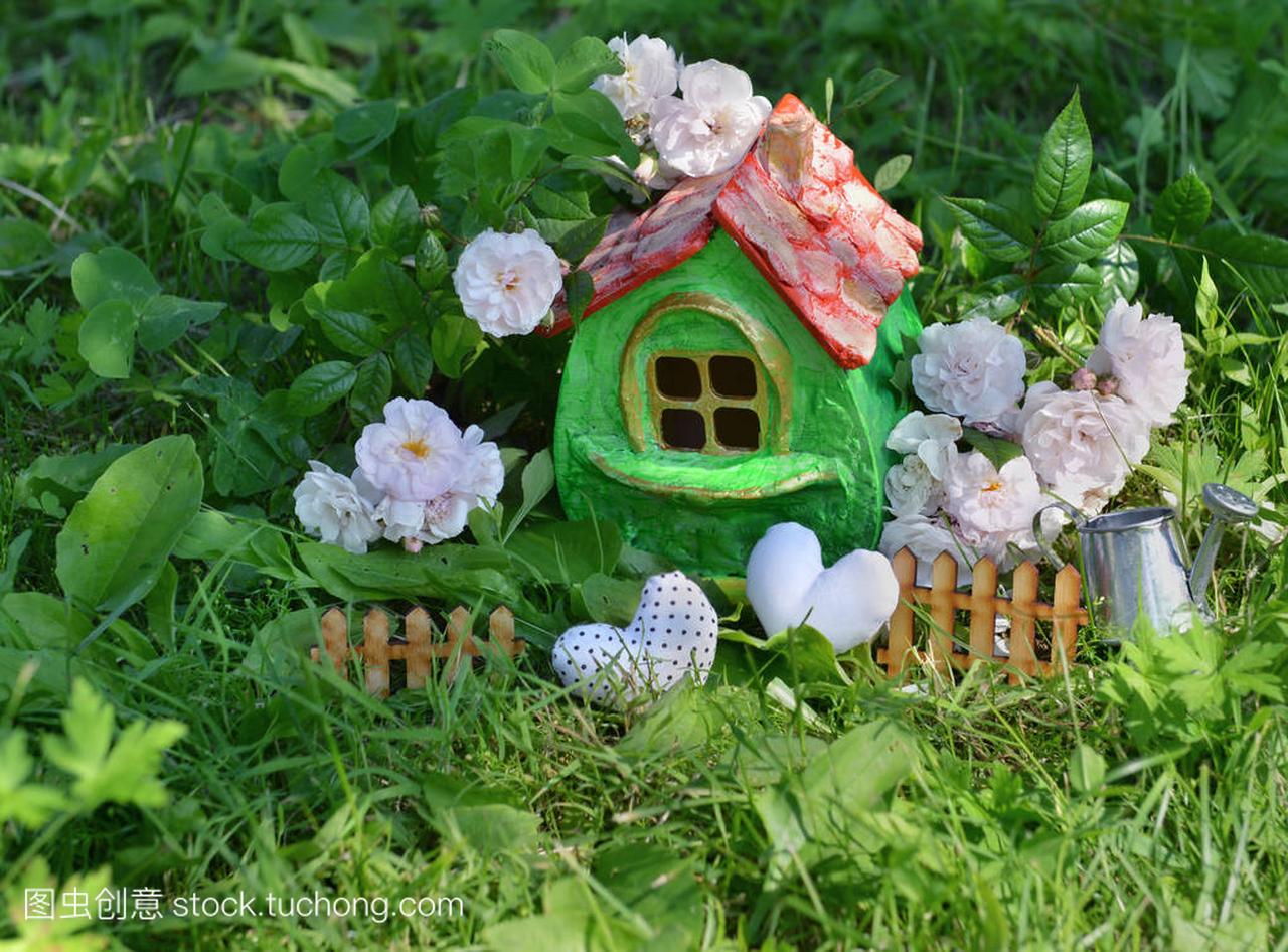 小可爱的绿房子,玫瑰、 小栅栏、 心与浇水可以