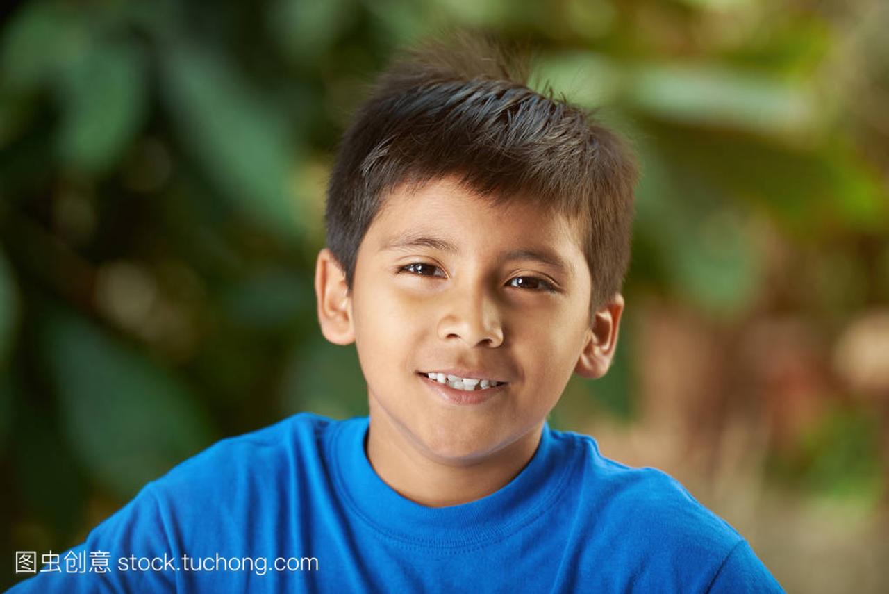 西班牙裔美国人的小男孩的肖像