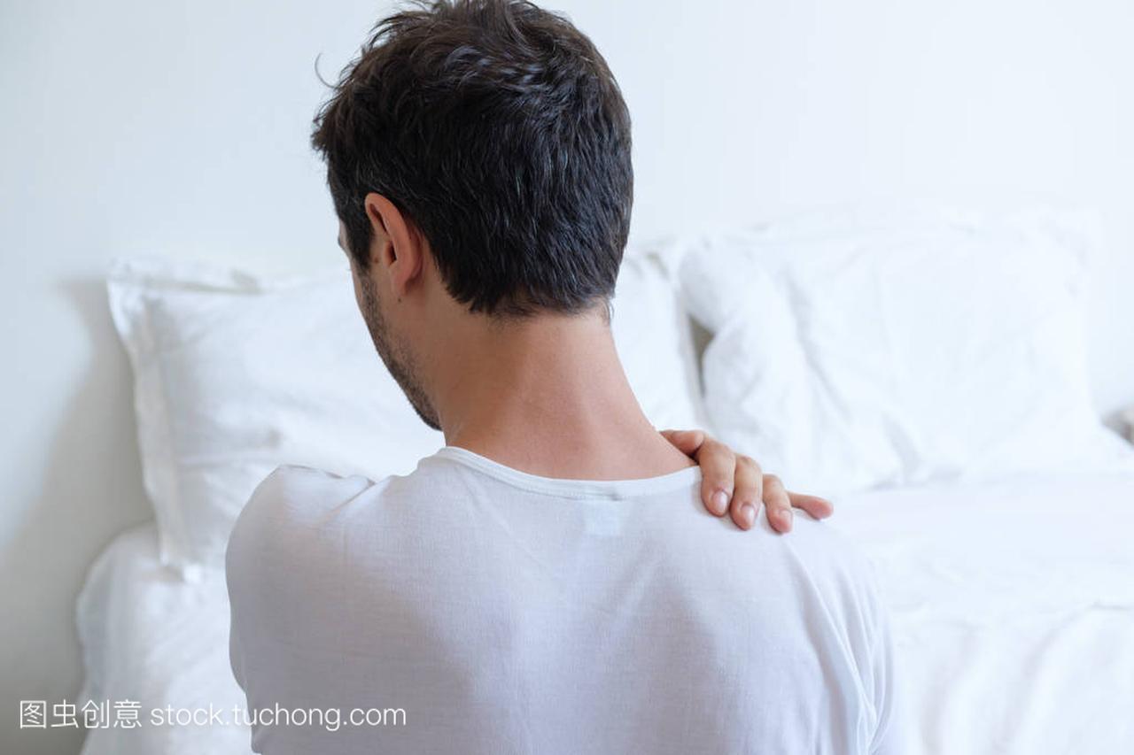 人感觉背部疼痛躺在床上睡觉后