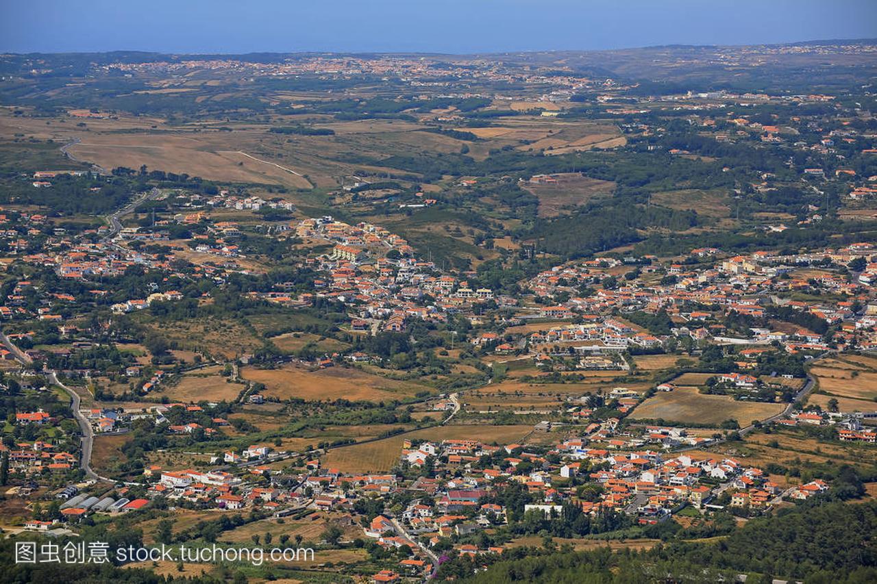 查看从一个高度到一个人口稠密的村庄,在葡萄牙