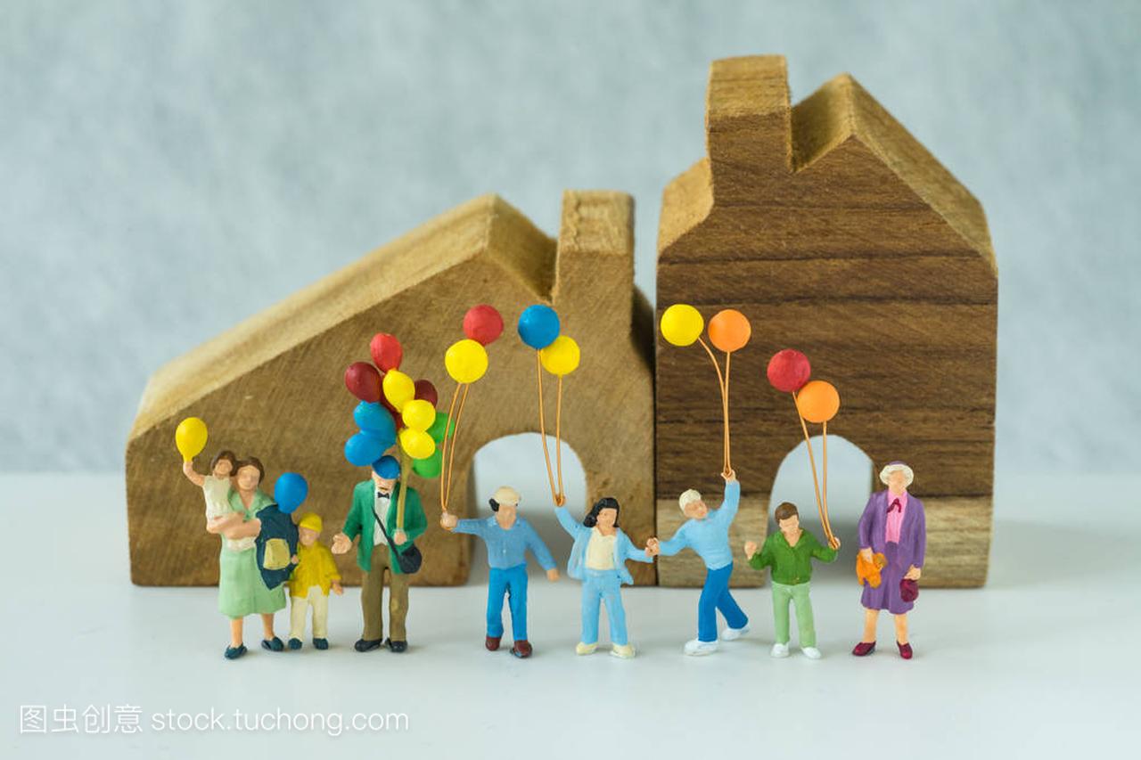 微型人与幸福的家庭,拿着气球的前面