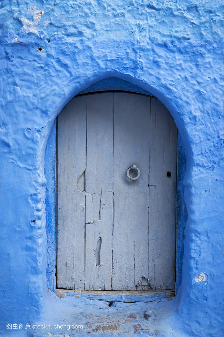 画中的美丽小镇的舍夫沙万在摩洛哥蓝色的木门