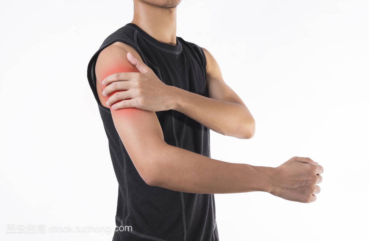 年轻男子在白色背景上的手臂和肩膀关节疼痛