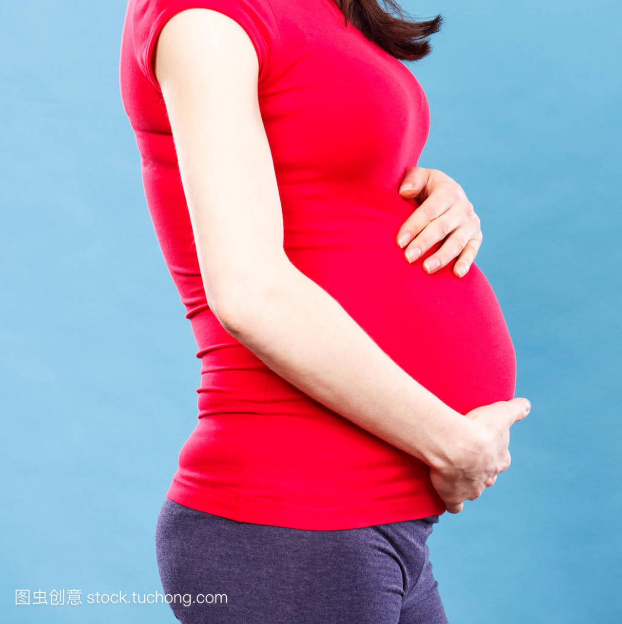 孕妇的肚子痛,摸她的肚子,概念的疼痛在怀孕和
