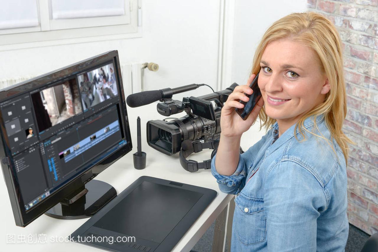 年轻女人设计器中使用计算机进行视频编辑