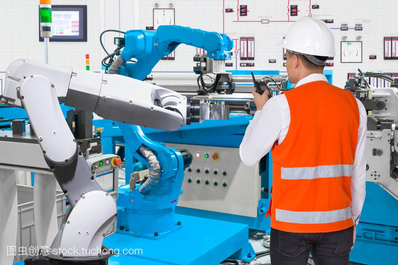 维修工程师控制自动机器人手机床工业制造工厂