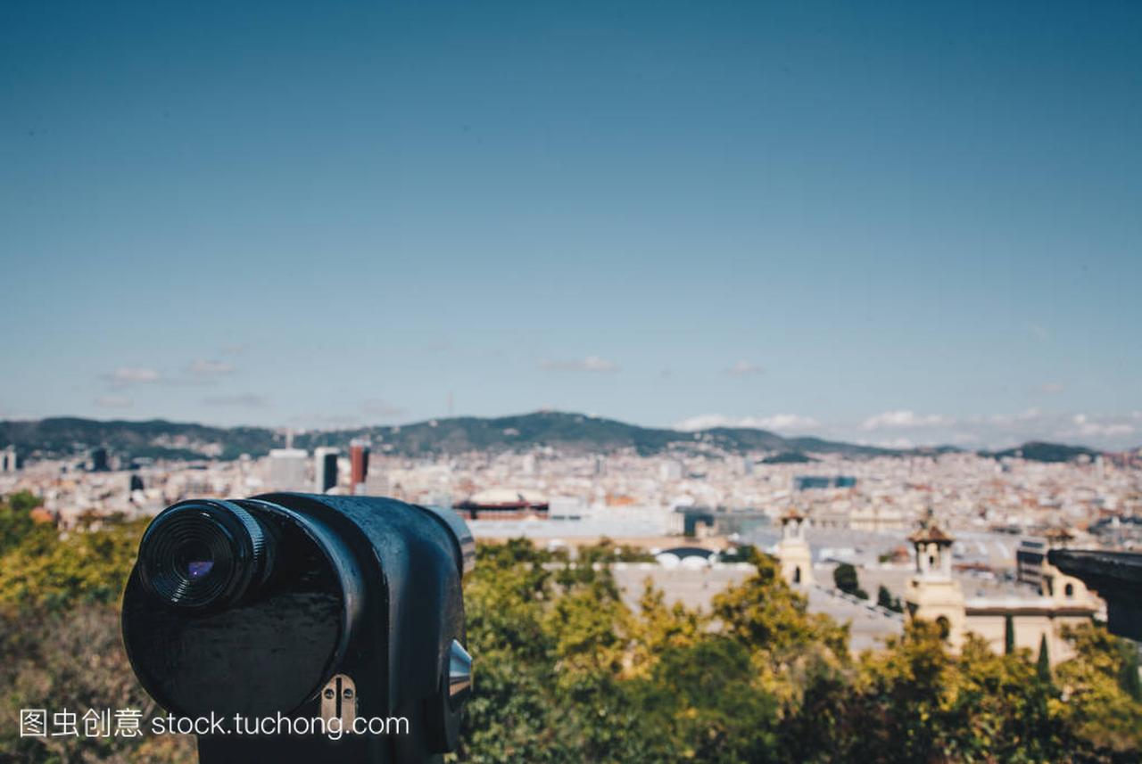 西班牙黄昏望远镜巴塞罗那城市景观旅游概念